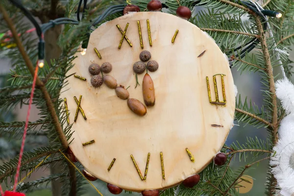 Een klok versieren de kerstboom — Stockfoto