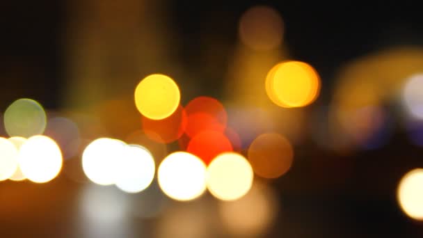 Tráfico de la ciudad por la noche con Bokeh — Vídeos de Stock