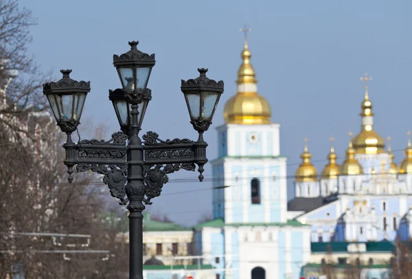 Lanterna em um fundo Catedral de São Miguel em Kiev — Fotografia de Stock