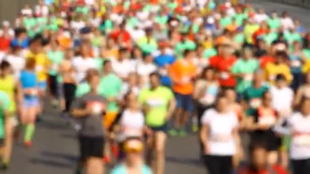 Masa borrosa de gente de corredores de maratón — Vídeo de stock