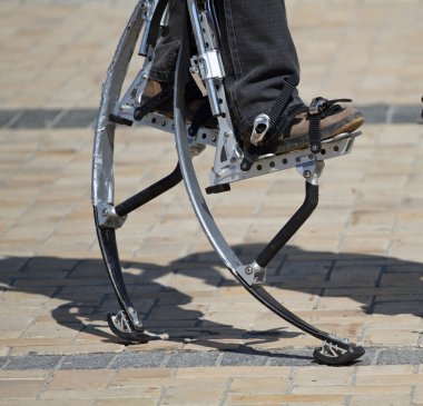 Stilts atlama için erkekler bacaklar