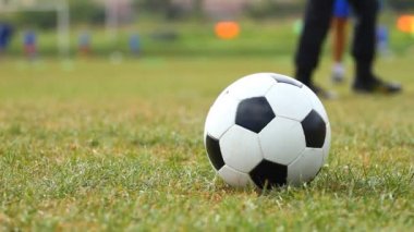Çimlerin üzerinde futbol topu