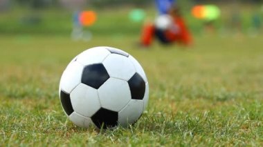 Çimlerin üzerinde futbol topu