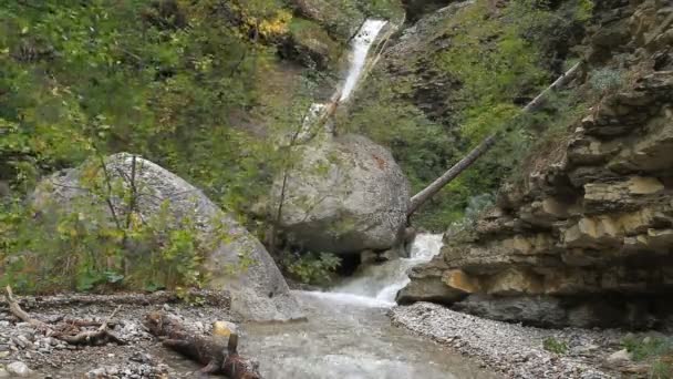 Cascada en la montaña de Crimea — Vídeos de Stock