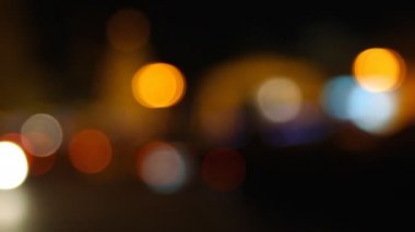 Gece şehir trafiği.