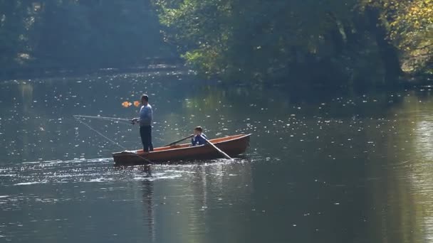 Père et fils pêchant ensemble sur le lac. — Video