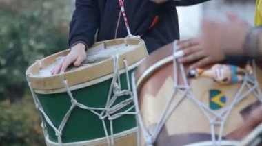 müzisyen davul çalmaya.