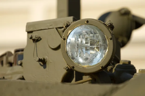 Militärpanzer mit Scheinwerfern — Stockfoto