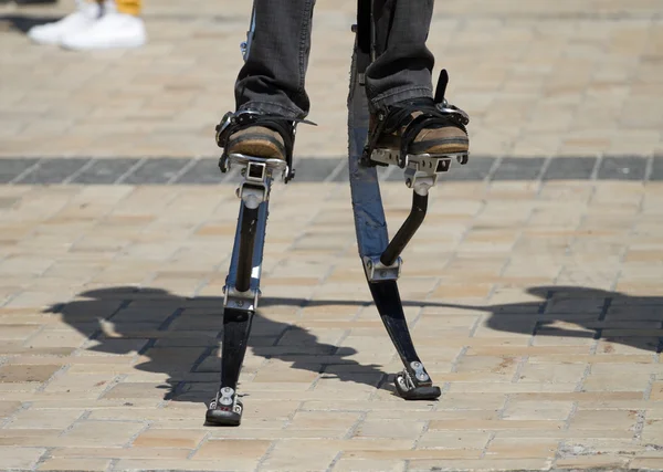 Stilts atlama için erkekler bacaklar.
