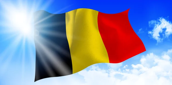 Belgien-flaggstänger himmel bakgrund — Stock vektor