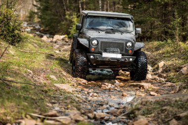 Off-Road aşırı yolculuk sırasında siyah jeep wrangler