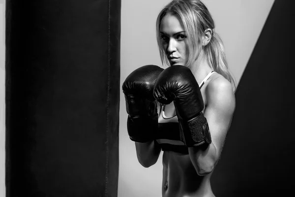 年轻拳击手的女人 — 图库照片