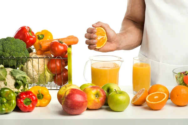 Cozinhar à mão suco de laranja espremido na hora — Fotografia de Stock