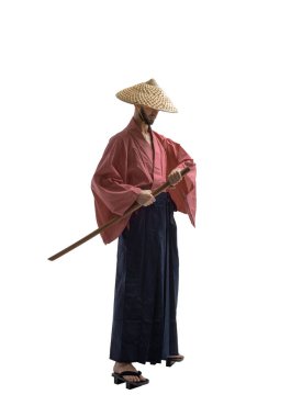 Katana kılıçlı, tarihsel üniformalı bir Japon samurayı beyaz arka planda, izole edilmiş.
