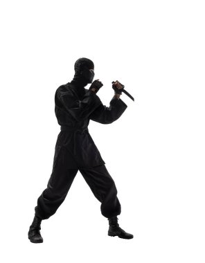 Siyah üniformalı, beyaz arka planda siyah üniformalı bir Japon ya da suikastçı.