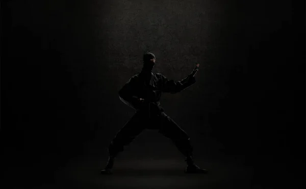 Ninja Japonés Uniforme Negro Sobre Fondo Negro Oscuro Concepto Artes —  Fotos de Stock