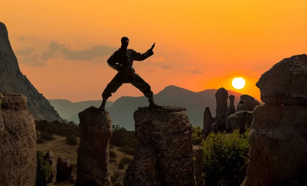 Japoński Ninja Czarny Strój Trenowane Świeżym Powietrzu Piękne Góry Krajobraz — Zdjęcie stockowe