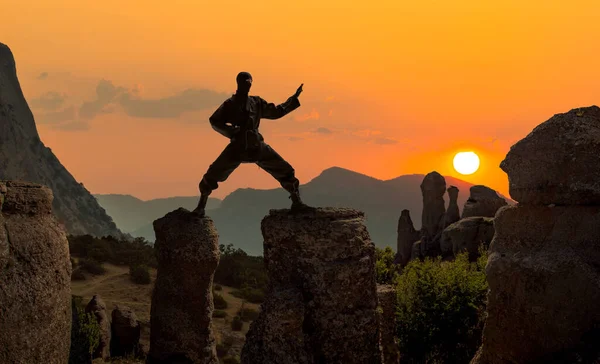 Japán Ninja Fekete Ruhában Képzett Szabadban Gyönyörű Hegyekben Táj Háttér — Stock Fotó