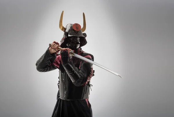 Jeden Japonský Samuraj Černé Uniformě Katana Mečem Šedém Pozadí — Stock fotografie