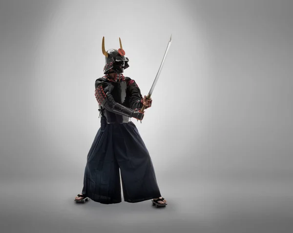 Ein Japanischer Samurai Schwarzer Uniform Mit Katana Schwert Auf Grauem — Stockfoto