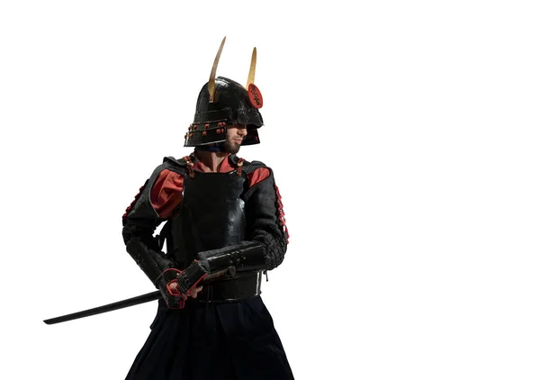 一名日本武士 身穿黑色制服 头戴卡塔纳剑 背景白色 与外界隔绝 — 图库照片