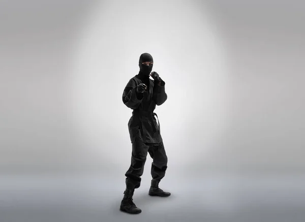 Ein Japanischer Ninja Schwarzer Uniform Auf Grauem Hintergrund — Stockfoto