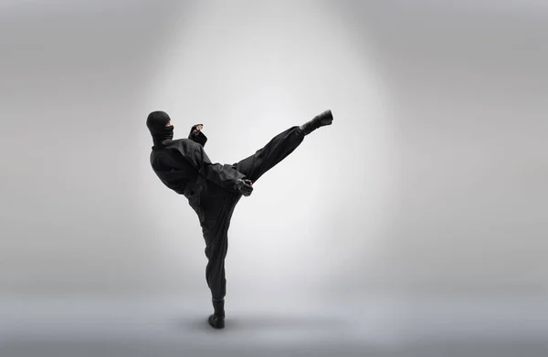 Ein Japanischer Ninja Schwarzer Uniform Auf Grauem Hintergrund — Stockfoto