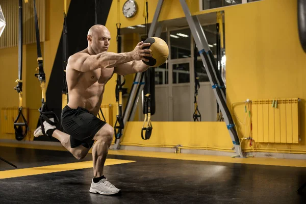 Homem Fisiculturista Realizar Exercício Com Trx Bola Gym — Fotografia de Stock