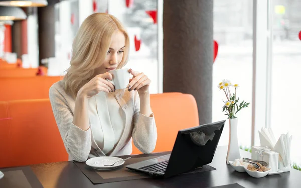 Bardzo Piękna Młoda Bizneswoman Siedzieć Kawiarni Laptopa Netbook Pić Kawę — Zdjęcie stockowe