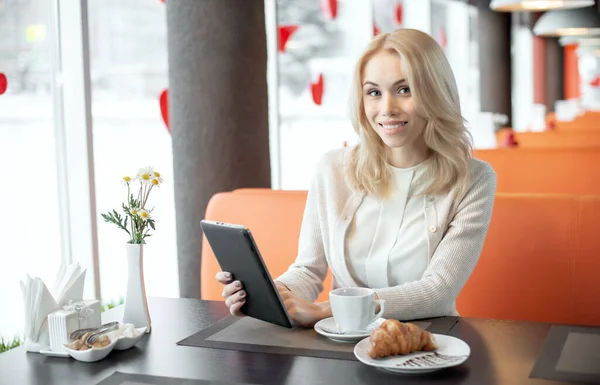 非常に美しい若い実業家 ノートパソコンのネットとカフェに座ってコーヒーを飲む 水平方向の肖像画 — ストック写真