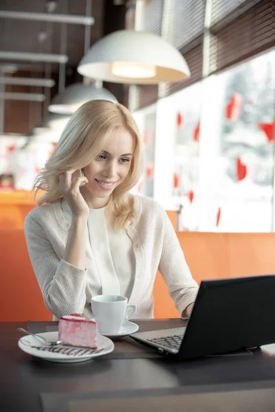 Muy Hermosa Joven Empresaria Sentarse Café Con Netbook Portátil Hablar — Foto de Stock