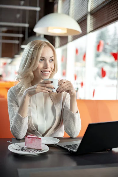 Molto Bella Felice Giovane Donna Sedersi Caffè Bere Caffè Ritratto — Foto Stock