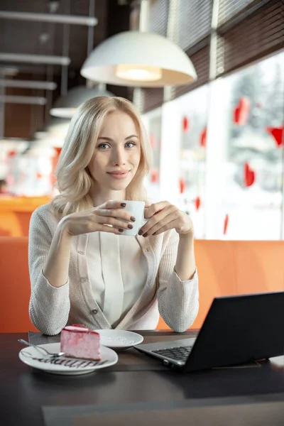 Mycket Vacker Glad Ung Kvinna Sitta Café Och Dricka Kaffe — Stockfoto