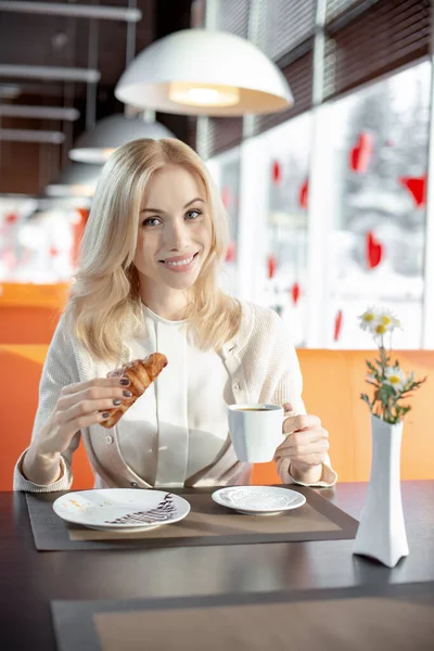 非常に美しい幸せな若い女性 カフェに座ってコーヒーを飲む 垂直方向の肖像画 — ストック写真