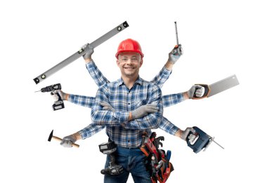 Mutlu işçi tamirci (her türlü marangoz) ya da inşaat aletleri ile inşaatçı, beyaz arka planda durur ve gülümser, izole. Onarım ve inşaat konsepti