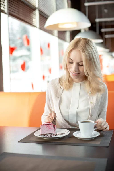 Çok Güzel Mutlu Bir Genç Kadın Kafede Oturup Kahve Içer — Stok fotoğraf