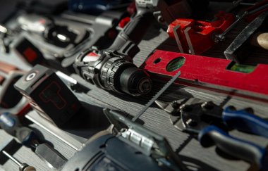 ahşap işçiliği ve mobilya montajı ve inşaat veya onarım için inşaat araçları grubu, kapatın