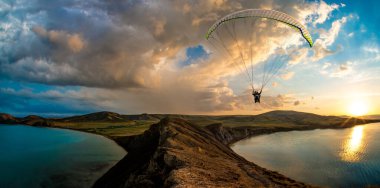 Paragliding konsepti, paraglider pilotu gökyüzünde uçuyor güzellik doğası dağ ve deniz manzarası Kırım arka planı, yatay fotoğraf