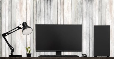 Siyah lamba, masaüstü bilgisayarı ve LCD ekran standı masanın üzerinde, beyaz tahta duvarlı arka planda. İş yeri kavramı