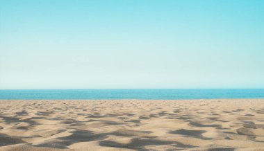 Kumlu sahil, beyaz kum, boş plaj, konsept tatil