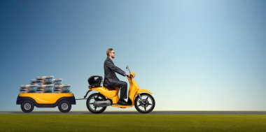İş adamı sarı scooter 'a biniyor, karavanında dolar taşıyor, güzellik manzarası yeşil alan arka planında. Kredi, yatırım veya para transferini kavramsal olarak kabul et