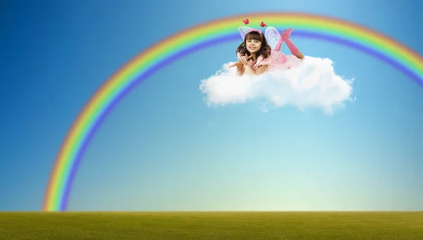 Szczęśliwa Mała Piękna Dziewczyna Leży Elastycznej Białej Chmurze Niebieskim Niebie — Zdjęcie stockowe