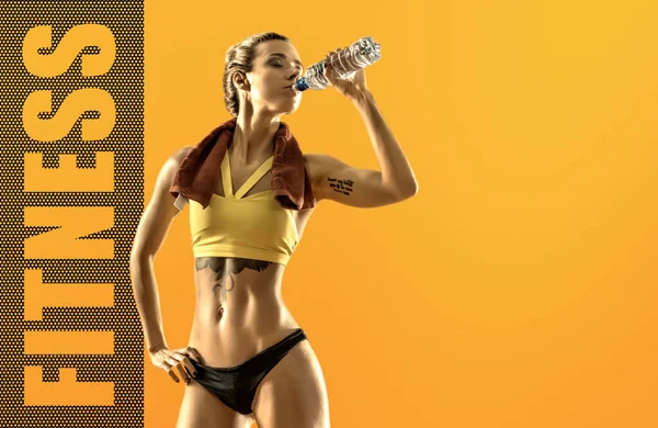 Retrato Joven Fitness Mujer Beber Agua Botella Naranja Fondo Amarillo — Foto de Stock