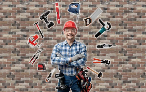 快乐的工人杂工 所有行业的杰克 或建筑工人 拿着建筑工具 站在白色砖墙的背景上微笑 维修事务和建筑概念 — 图库照片