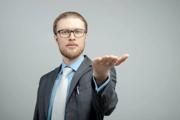 Porträtt Affärsman Håller Hand Med Tom Handflata Grå Bakgrund — Stockfoto