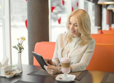 Kafedeki genç kadın.