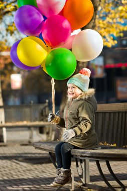 Hava balonları ile çocuk