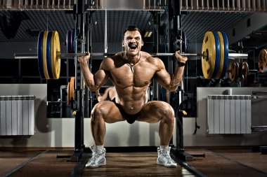 spor salonunda vücut geliştirmeci
