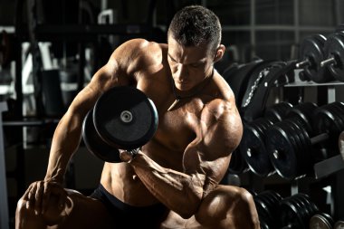 spor salonunda vücut geliştirmeci