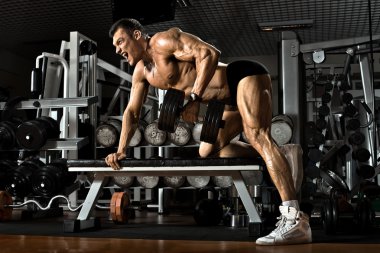 spor salonunda vücut geliştirmeci